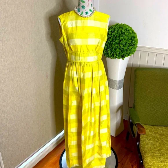 Stunning silk dress, best fit a size 8 to 10. - Picture 1 of 9